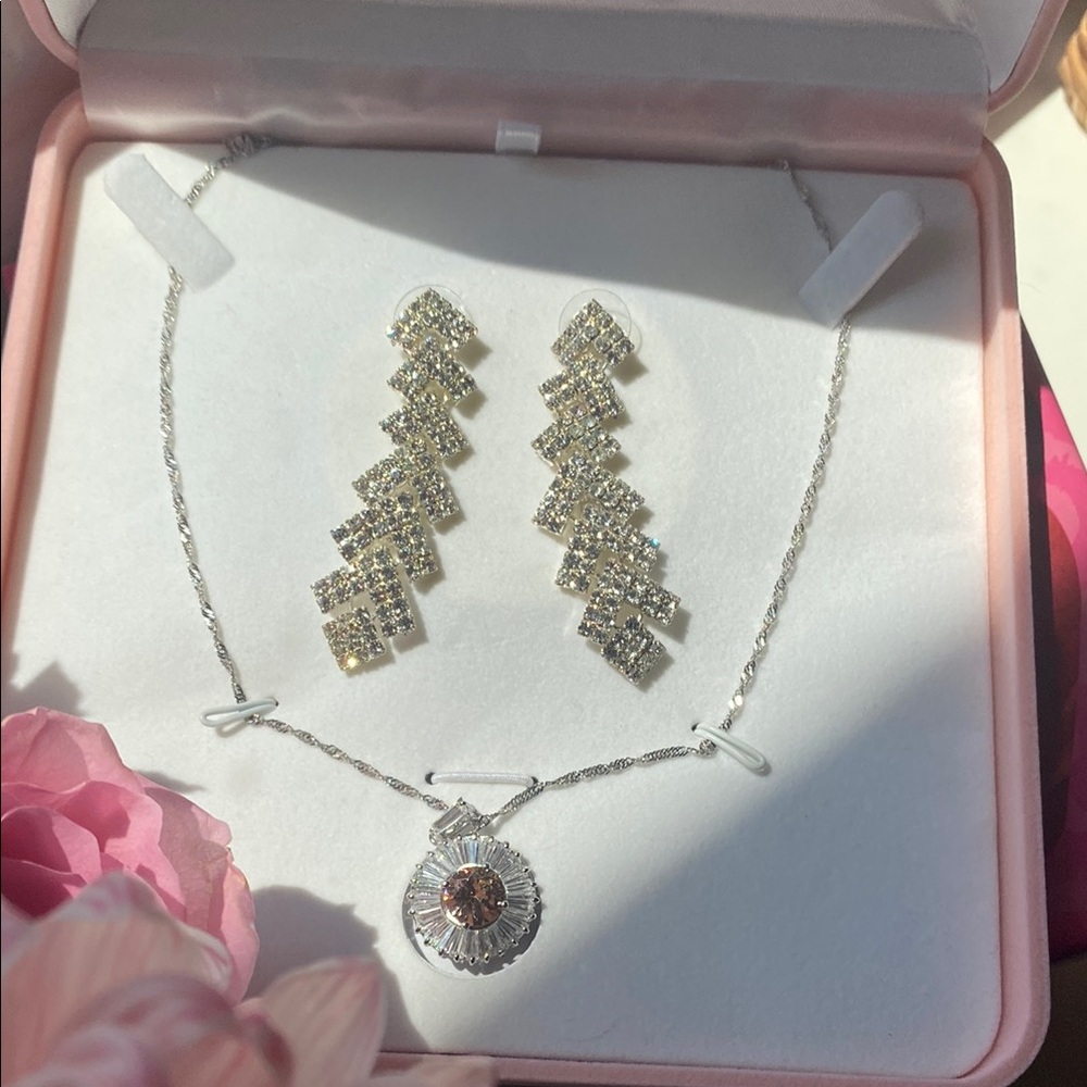 Dazzling Silver-Tone Necklace with Earrings Set.  Like NEW!